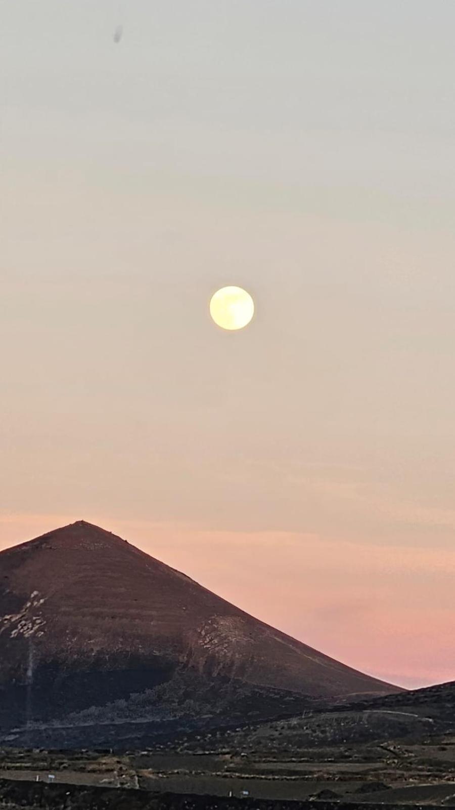 Tranquilidad Entre Volcanes Uga Esterno foto
