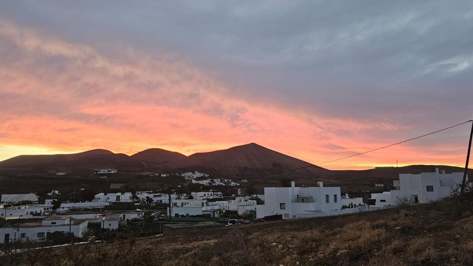 Tranquilidad Entre Volcanes Uga Esterno foto
